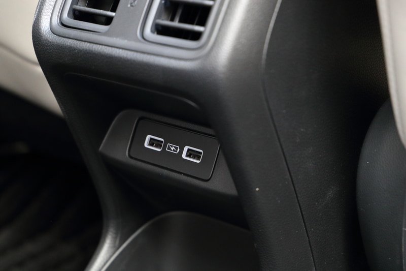 センターコンソール背面にもリア用のUSB給電ポートがある