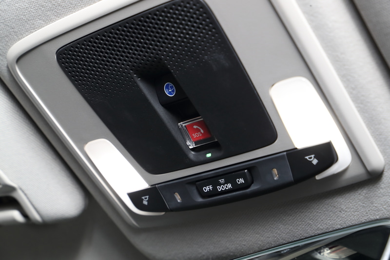 オーバーヘッド部のスイッチ類。Honda Total Careプレミアムの緊急通報ボタンなどもここに集約