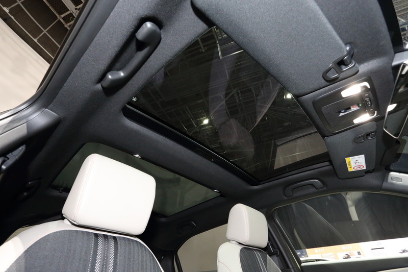 e：HEV PLaYはパノラマルーフを装備する