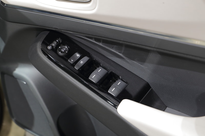 運転席側ドアのウィンドウなどの操作スイッチ