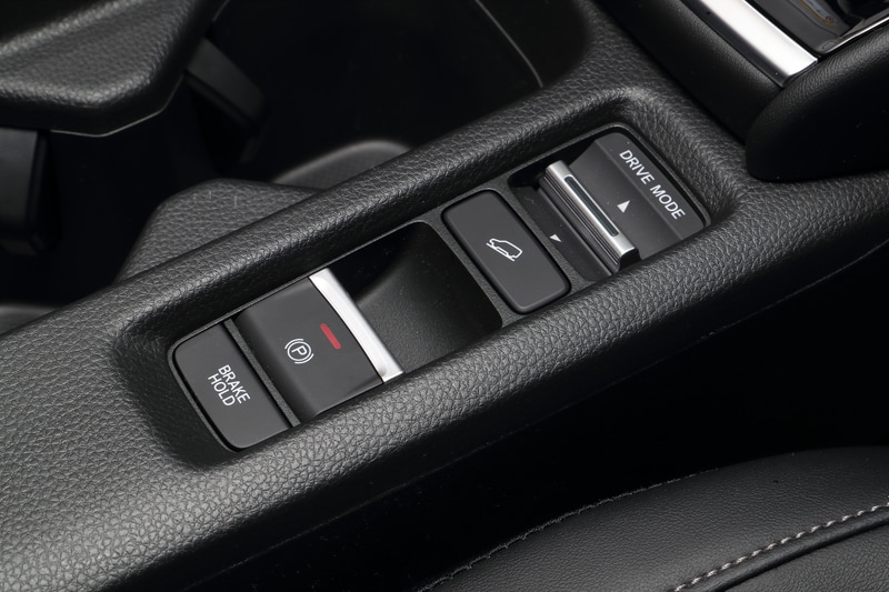 ドライブモード切替セレクター。サイドブレーキは電気式。ヒルディセントコントロールが新しく追加された