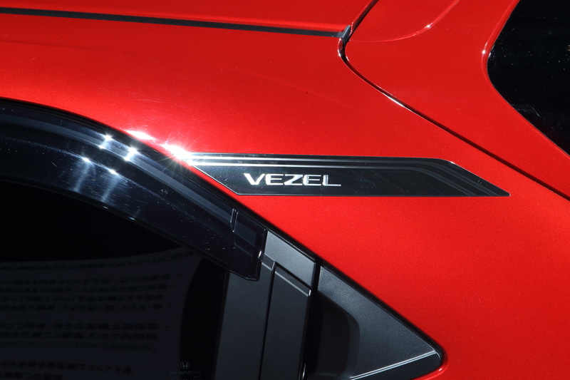 リアピラー部に追加するプレート。VEZELのロゴが入る