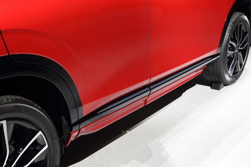 サイドロアガーニッシュ。ノーマルはドア下が黒塗装だが、サイドロアガーニッシュを装着すると下部までボディ同色になる