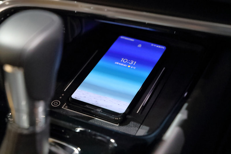 PLaYはスマートフォン用のワイヤレスチャージャーも装備