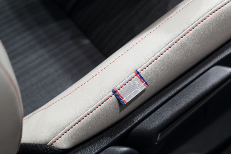 「AMP UP」をイメージしたデザインをシートやメーターのオープニングアニメーションなどに設定