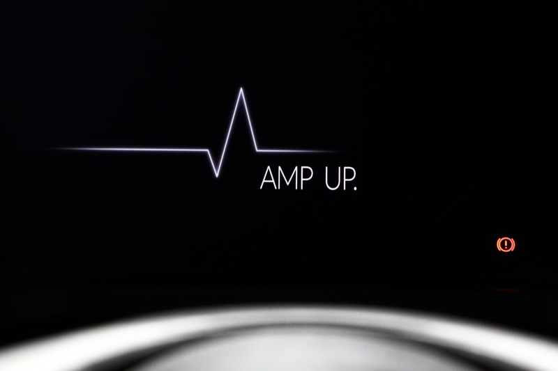 「AMP UP」をイメージしたデザインをシートやメーターのオープニングアニメーションなどに設定
