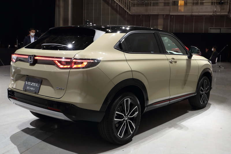 こちらが新型ヴェゼル。事前説明会では数値的なことを含む詳細は非公開になっており、説明会はコンセプトおよび、内外装デザインの話が中心となった