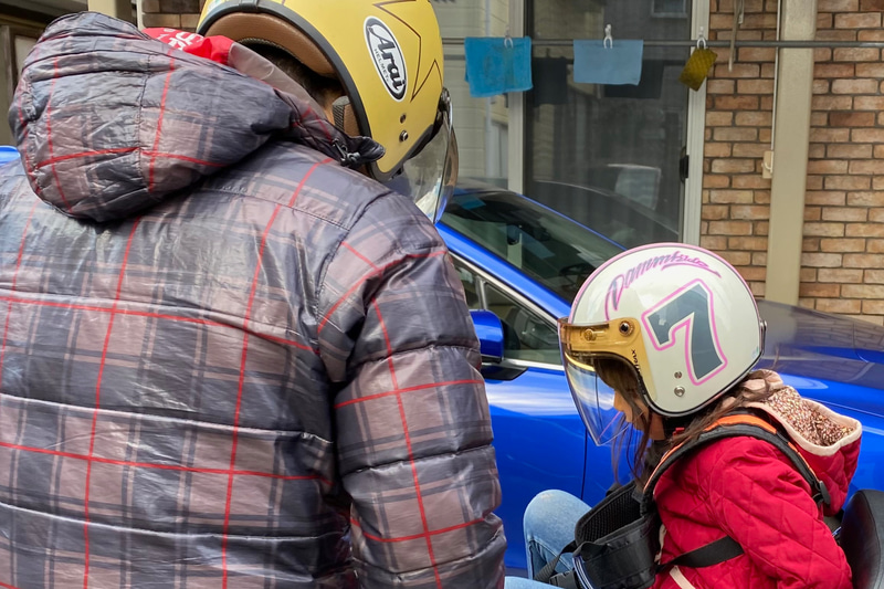 5歳の娘がタンデムデビューした記念写真です。夫の胴回りに手を回せるようにならないと無理かなと勝手に思っていたのですが、こうしたタンデムサポート器具はいろんなタイプが販売されているんですね。しかも、このバイクは後ろに背もたれもあるし、小さなバイクより安心感があってよかったです