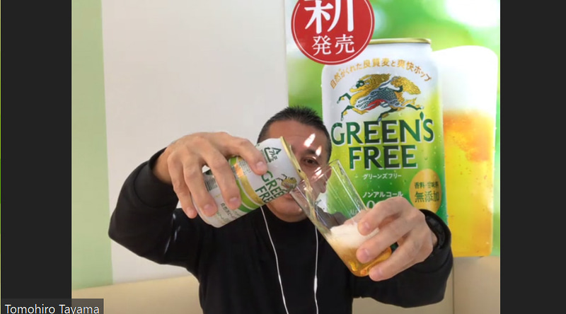 次にその泡を持ち上げるように注いでいく