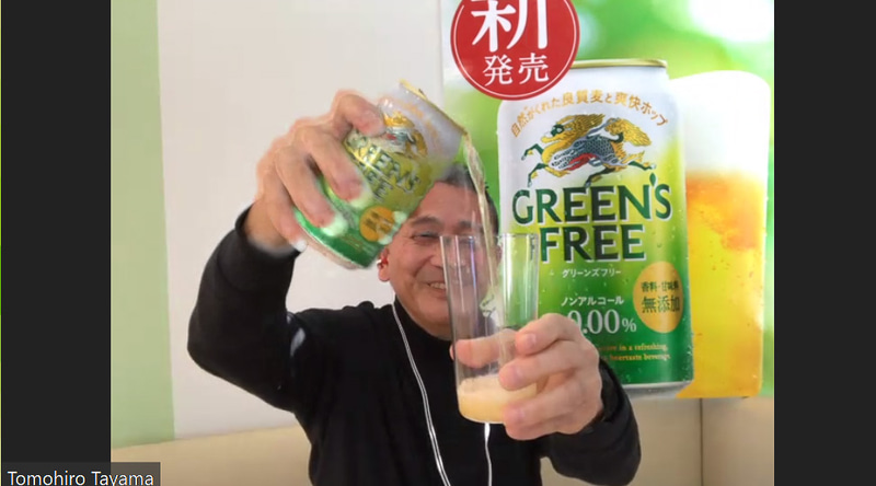 次に新製品を注ぐ。高いところから泡を作って……以下略