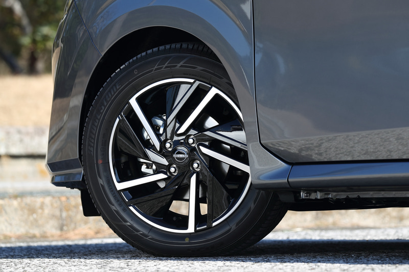 外観では新しい日産ブランドのロゴや新型のVモーショングリルなどを採用。足下は16インチアルミホイールにブリヂストン「ECOPIA EP150」の組み合わせ