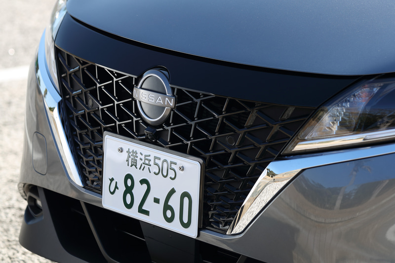 外観では新しい日産ブランドのロゴや新型のVモーショングリルなどを採用。足下は16インチアルミホイールにブリヂストン「ECOPIA EP150」の組み合わせ