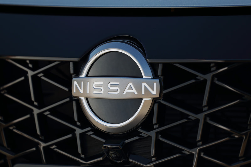 外観では新しい日産ブランドのロゴや新型のVモーショングリルなどを採用。足下は16インチアルミホイールにブリヂストン「ECOPIA EP150」の組み合わせ