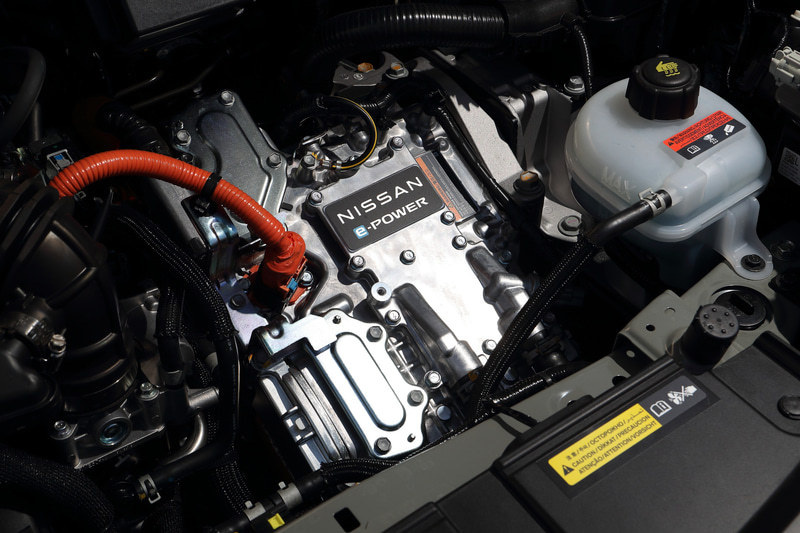 新型ノートのe-POWERユニットは直列3気筒DOHC 1.2リッター「HR12DE」型エンジンと「EM47」型モーターの組み合わせ。エンジンの最高出力は60kW(82PS)/6000rpm、最大トルクは103Nm(10.5kgfm)/4800rpm。モーターは最高出力85kW(116PS)/2900-10341rpm、最大トルク280Nm(28.6kgfm)/0-2900rpmを発生。XグレードのWLTCモード燃費は27.8km/L(16インチ装着車の場合)で、燃料タンク容量は36L(無鉛レギュラーガソリン)