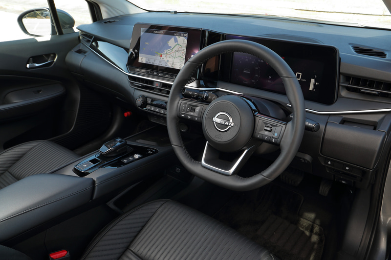 インテリアではワイドなインパネ、水平で快適なロングコンソールを採用するとともに、ドライバー用のアドバンスドドライブアシストディスプレイは7インチを装備。シフトデバイスもコンパクトなものに新調