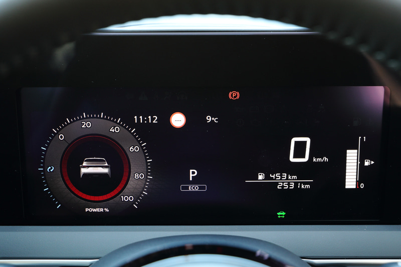 インテリアではワイドなインパネ、水平で快適なロングコンソールを採用するとともに、ドライバー用のアドバンスドドライブアシストディスプレイは7インチを装備。シフトデバイスもコンパクトなものに新調