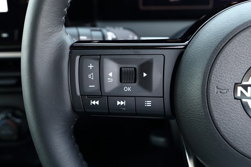 ステアリングにも新しいブランドロゴが与えられる。ステアリング右側のスイッチでプロパイロット（ナビリンク機能付）の設定が行なえる。ナビゲーション用ディスプレイはクラス最大級の9インチを採用