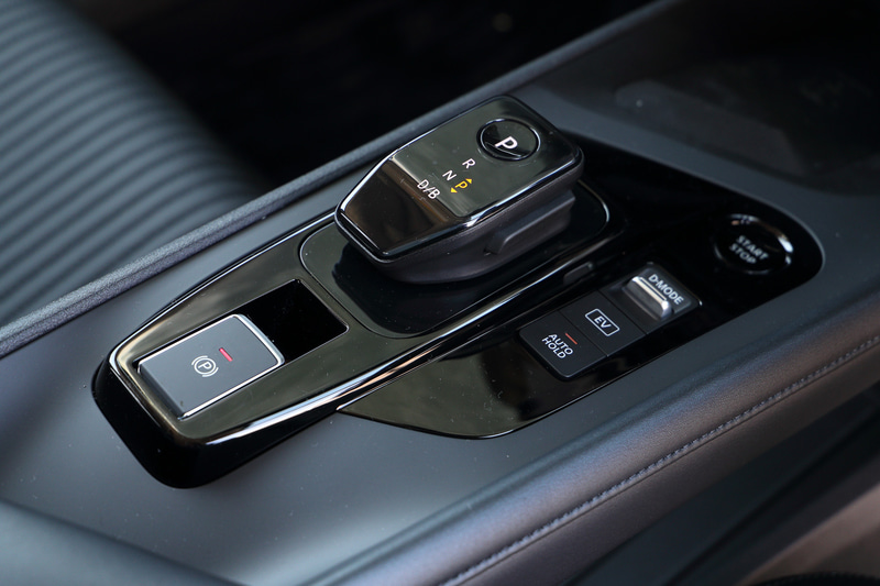 インテリアではワイドなインパネ、水平で快適なロングコンソールを採用するとともに、ドライバー用のアドバンスドドライブアシストディスプレイは7インチを装備。シフトデバイスもコンパクトなものに新調