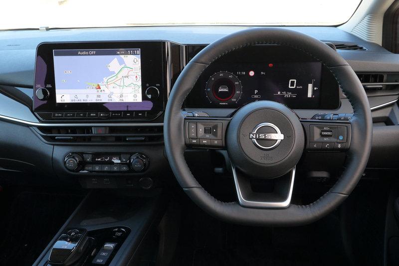 ステアリングにも新しいブランドロゴが与えられる。ステアリング右側のスイッチでプロパイロット（ナビリンク機能付）の設定が行なえる。ナビゲーション用ディスプレイはクラス最大級の9インチを採用