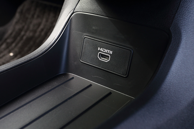 センターコンソールには大型の収納ボックスが用意されたほか、センターコンソール下にも収納スペースを設定。スマートフォンを置くだけで充電できるワイヤレス充電器などはXにのみ設定されるオプション