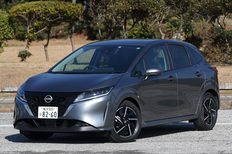 今回は2020年12月に販売をスタートした新型「ノート」に試乗。撮影車のグレードは2WDの「X」（ダークメタルグレー/ブラック）で、ボディサイズは4045×1695×1520mm（全長×全幅×全高）、ホイールベースは2580mm。価格は218万6800円