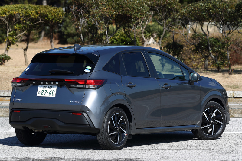 今回は2020年12月に販売をスタートした新型「ノート」に試乗。撮影車のグレードは2WDの「X」（ダークメタルグレー/ブラック）で、ボディサイズは4045×1695×1520mm（全長×全幅×全高）、ホイールベースは2580mm。価格は218万6800円