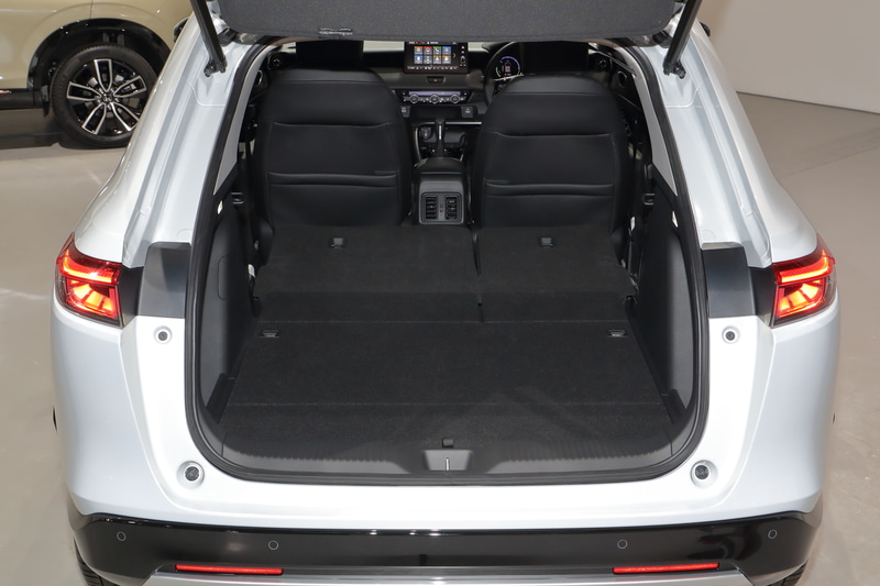 リアシートは6：4分割可倒方式