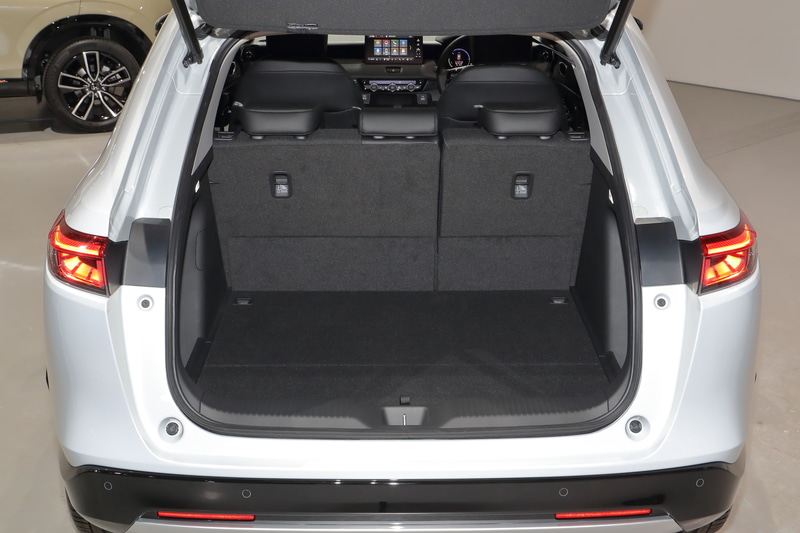 リアシートは6：4分割可倒方式