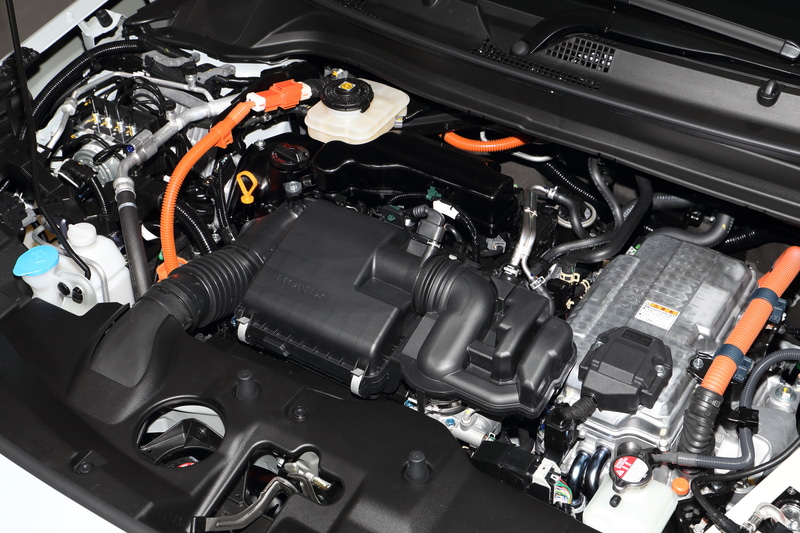 パワートレーンは写真の2モーターハイブリッドシステム「e：HEV（イーエイチイーブイ）」を搭載するハイブリッドモデルのほか、1.5リッター DOHC i-VTECエンジンとCVTを組み合わせるガソリンモデルがラインアップされる