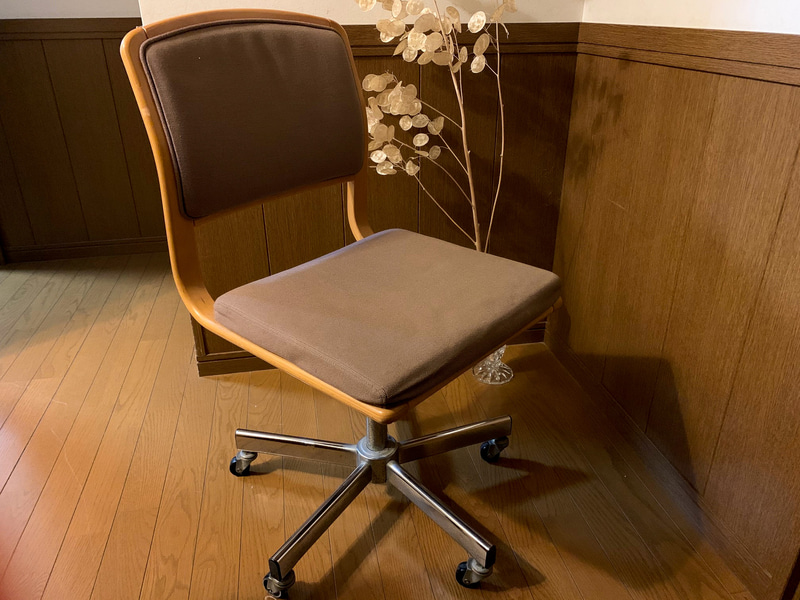 我が家の勉強用椅子。子供が小さかった頃から使っており、年季が入っています