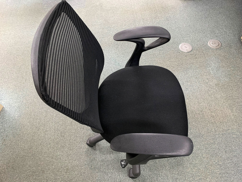 こちらは事務所で使っている事務用チェア。だいぶ楽ですが腰に来ます