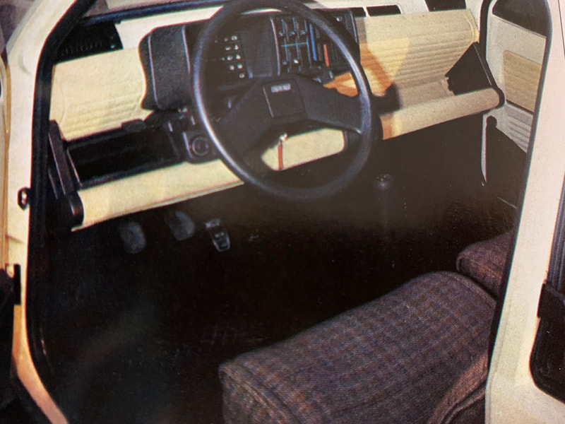 1980年のクルマ年鑑から引っ張ってきたFIAT PANDAのシートがちょっと見えてます。フレームに布を被せたシンプルなもので長時間は辛かった