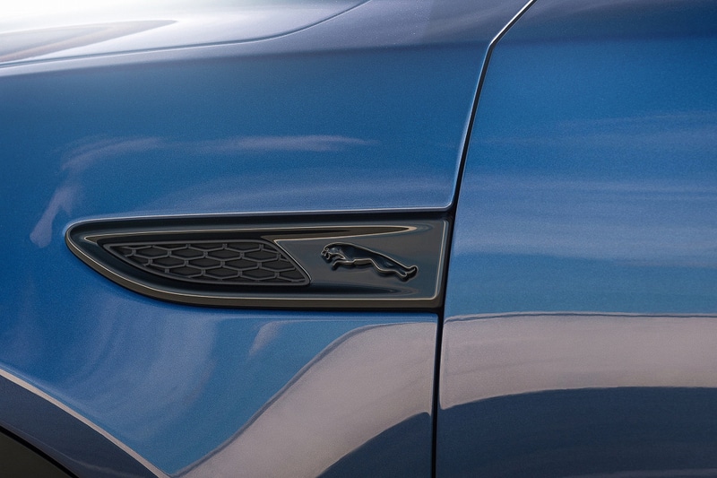 ジャガーのリーパーロゴを配したサイドベントや新デザインのホイールを追加