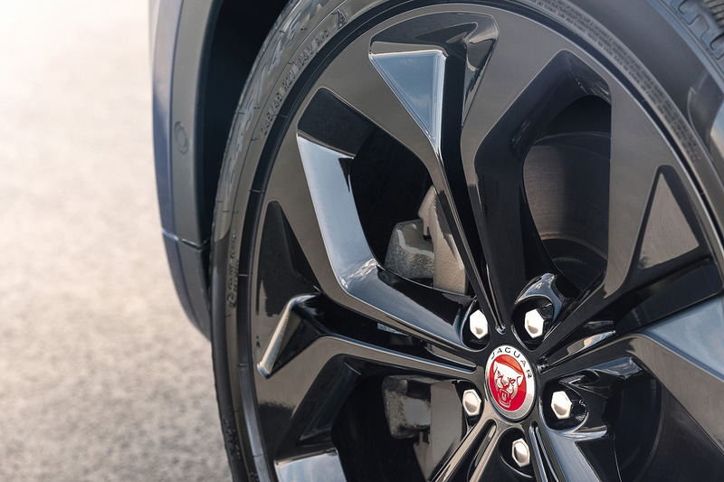 ジャガーのリーパーロゴを配したサイドベントや新デザインのホイールを追加