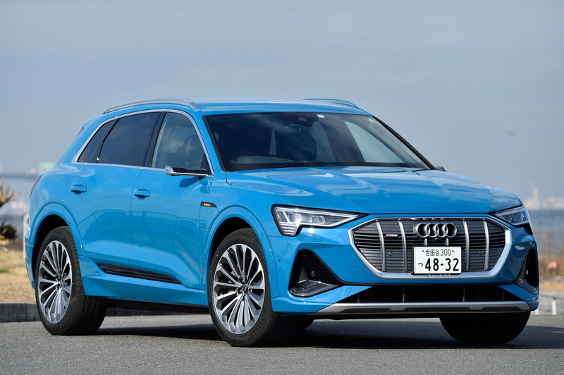 試乗したのはe-tron 50 クワトロ Sラインで、インテリアパッケージ（23万円）、アルミホイール15スポークデザインコントラストグレー（15万円）、バーチャルエクステリアミラー（26万円）、サイレンスパッケージ（33万円）の合計97万円分のオプションを装着した仕様で1108万円