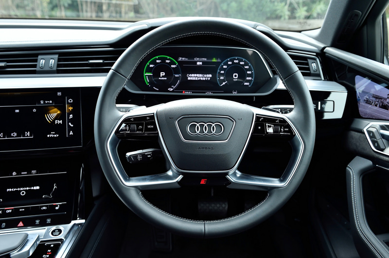 ステアリングセンター下部には「S line」のロゴが小さく入る