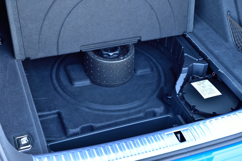 床下にも収納スペースがあり、チェーンや三角表示板などを積むには十分な広さがある