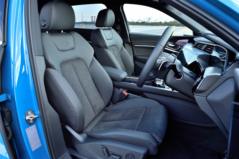 Sラインはブラックのアルカンターラ/レザーのスポーツシートが採用される。アドバンスドはパーシャルレザーとなる。また、身体に合わせてカスタマイズした位置を記憶させるメモリー機能も付いている