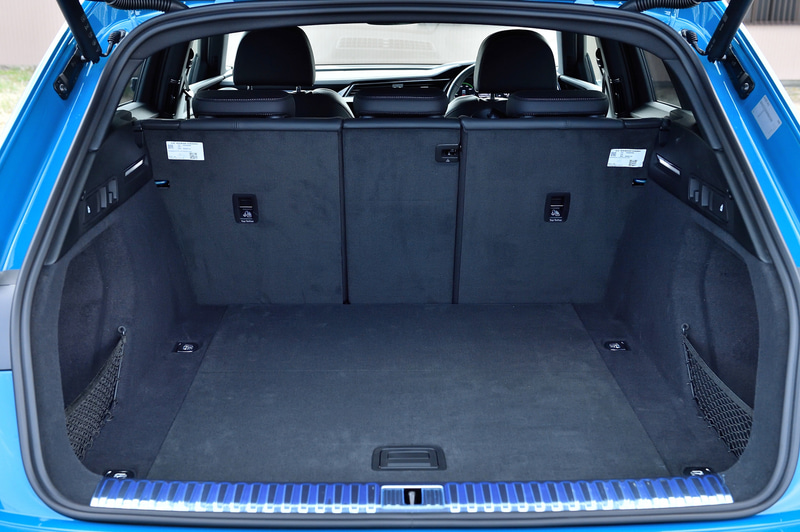 660Lの容量を誇るラゲッジスペース。リアシートは40:20:40の分割可倒式。真ん中だけ倒せば長い物も積める
