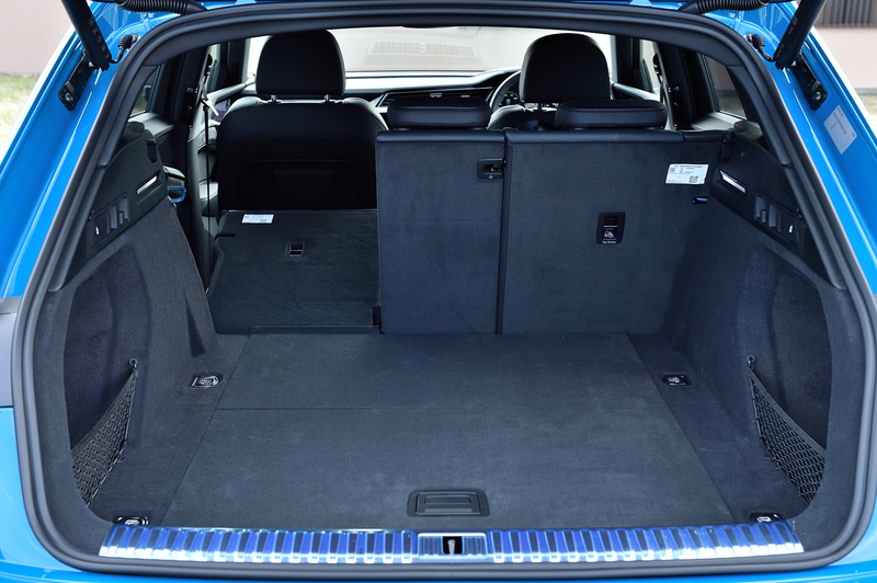 660Lの容量を誇るラゲッジスペース。リアシートは40:20:40の分割可倒式。真ん中だけ倒せば長い物も積める