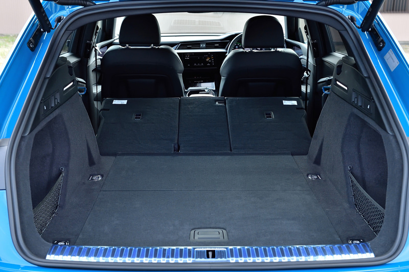660Lの容量を誇るラゲッジスペース。リアシートは40:20:40の分割可倒式。真ん中だけ倒せば長い物も積める