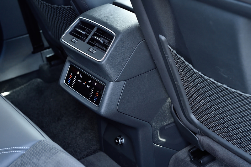 リアシートにもデュアルエアコンを完備