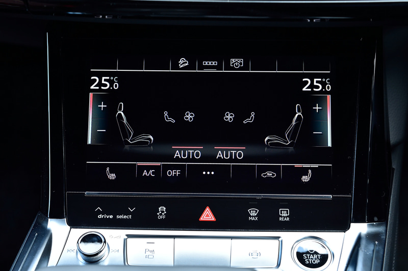 センターディスプレイの下にはデュアルエアコンの操作パネル