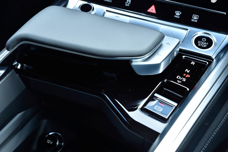 シフトレバーはシルバーの飛び出している部分を前後に動かすだけ。パーキングのPボタンは側面にプッシュスイッチで配置されている