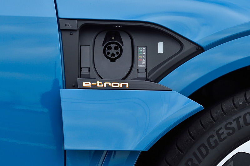 運転席側が普通充電ポート