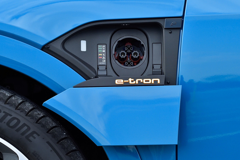 助手席側が急速充電ポート（チャデモ）