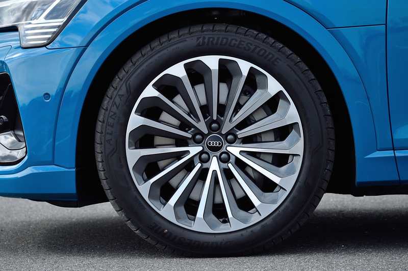 Sラインに付いてくる15スポークデザインコントラストグレーのアルミホイール。サイズは9.5J×21でタイヤはブリヂストンのALENZAでサイズは265/45R21を履く