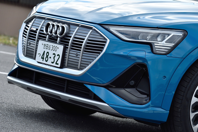 フロントまわりはスポーツバックと同じデザインとなる