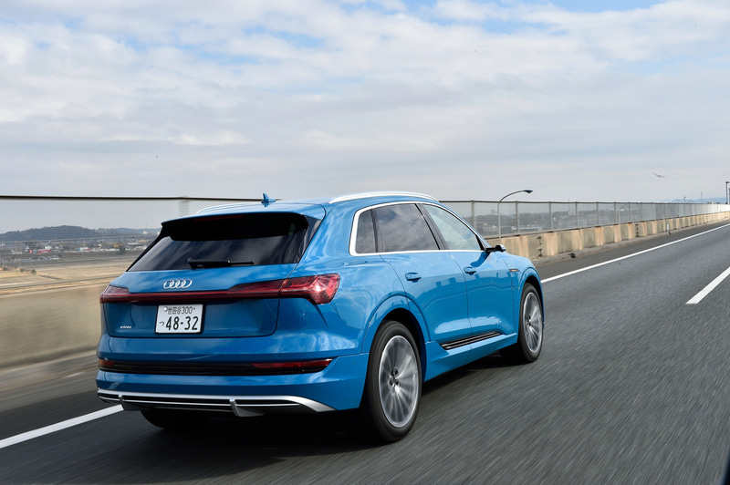 車両重量は2420kg（カタログ値の2400kgに、4ソーンオートマチックデラックスエアコンディショナー、エアクオリティパッケージ、Bang＆Olufsen3Dサウンドシステム16スピーカーが付いて＋20kg）で前軸重は1270kg、後軸重は1150kg