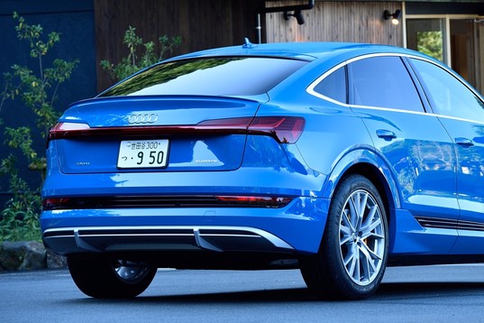 左はe-tron スポーツバック、右はe-tronのリアまわり。後部席の頭上まわりに余裕ができ、ラゲッジスペースは44Lほど容量が増えている